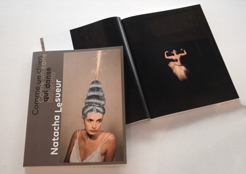 Natacha Lesueur, Catalogue de l'exposition "Comme un chien qui danse" © Eva Vautier