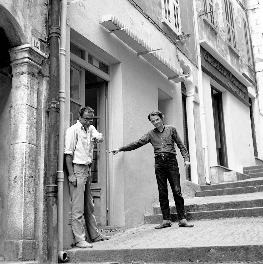 George Brecht et Robert Filliou nous invitent à La Cédille qui Sourit, Villefranche- sur-Mer, novembre 1966 © Photographie Strauch, Archives départementales des Alpes-Maritimes n° 30FI_3510)