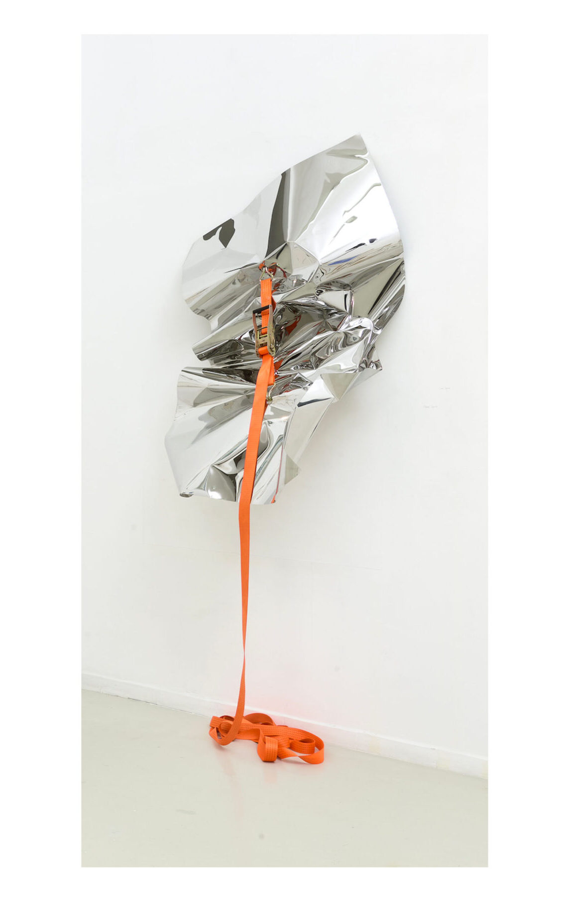 Florian Pugnaire Tôle sanglée, 2019 acier inoxydable, sangle. 168 x 96 x 68 cm